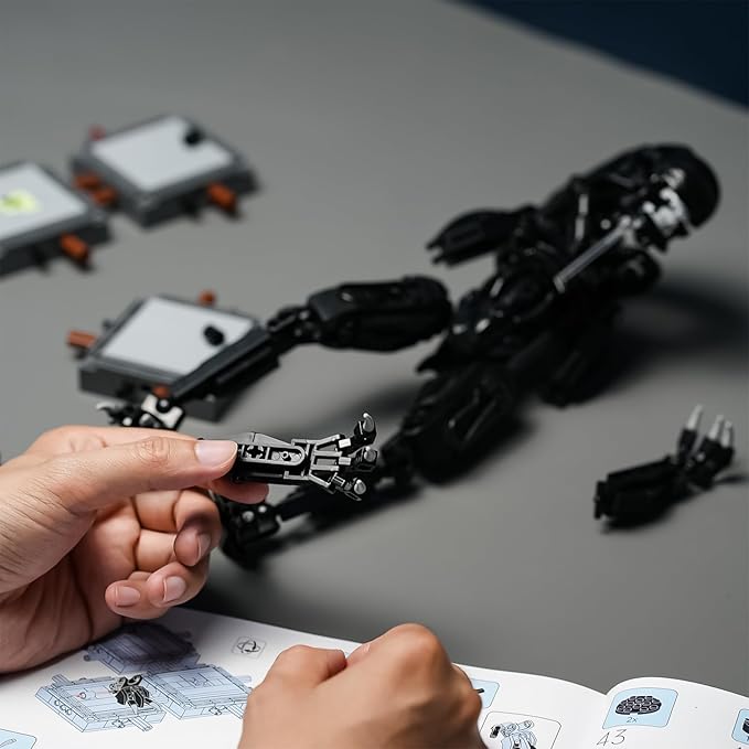 Xenomorph Action Figure Toy Building Set Compatible with Lego for Adults,Cool Scary Toys Gifts for Boys and Girls 8-14 Years Up 687 pcs