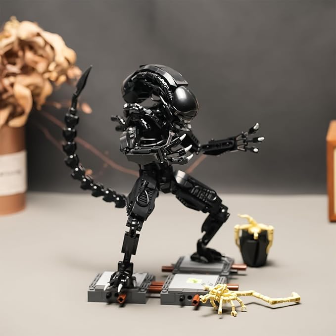 Xenomorph Action Figure Toy Building Set Compatible with Lego for Adults,Cool Scary Toys Gifts for Boys and Girls 8-14 Years Up 687 pcs