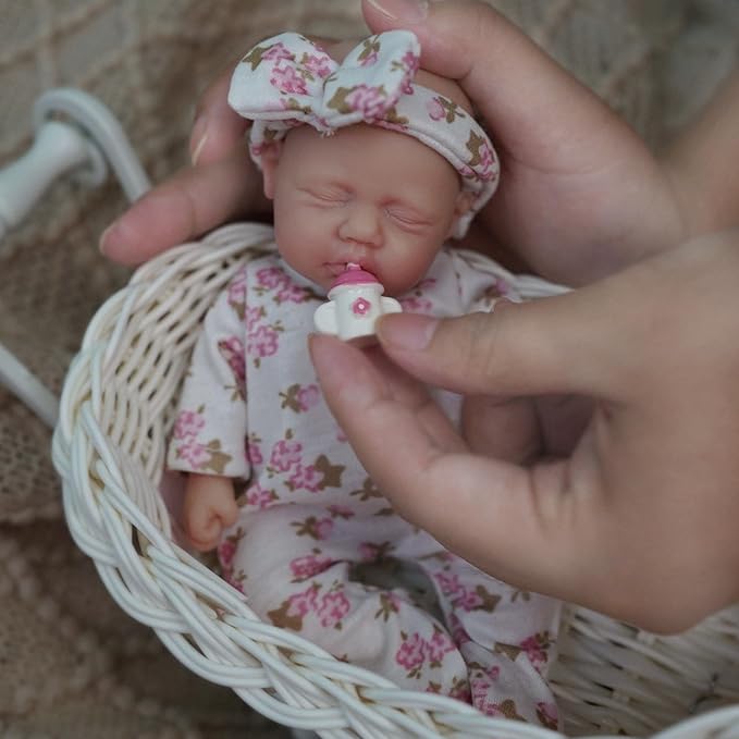7" Girl Micro Preemie Full Body Silicone Baby Doll ，Realistic Newborn Baby Doll Real Life Miniature Baby Doll with Feeding Accessories