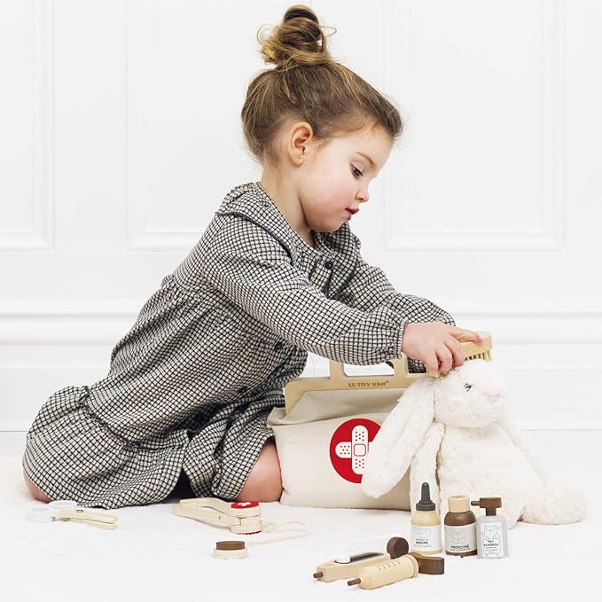 Le Toy Van – Animal Vet Set | Wooden Role Play Set - Suitable for Ages 3+ Years