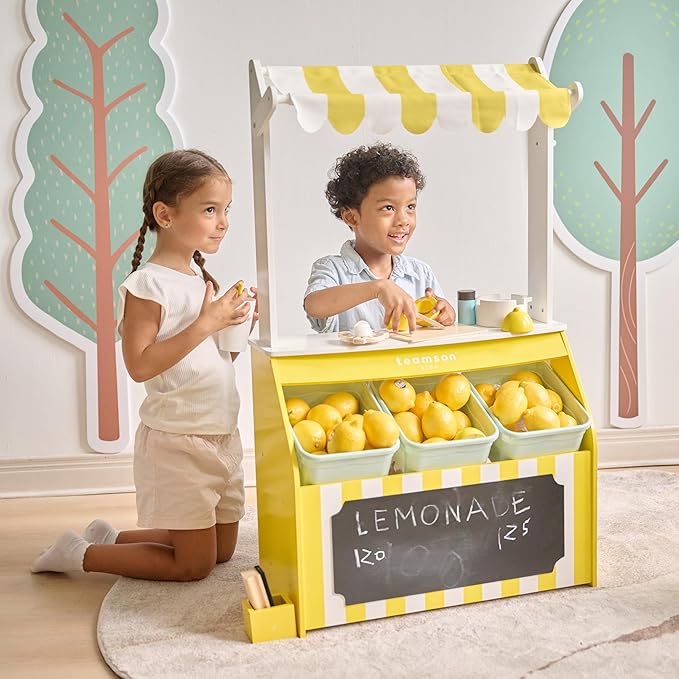 Teamson Kids Wooden Lemonade Stand for Toddlers, Pretend Play Grocery Shop with 18 Accessories, Juice Squeezer, Storage Bins, Yellow White, Age 3+